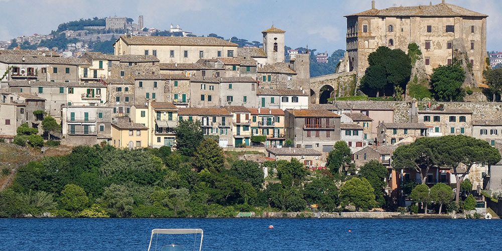 https://www.guideturisticheviterbo.it/wp-content/uploads/2020/09/Capodimonte-sul-lago-di-Bolsena.jpg