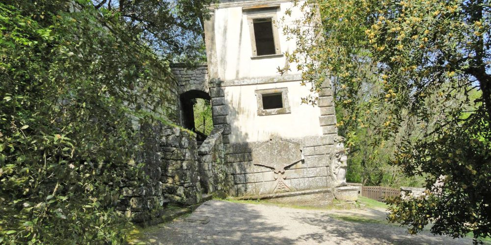 https://www.guideturisticheviterbo.it/wp-content/uploads/2020/03/Il-Parco-dei-Mostri.-La-Casa-pendente.jpg