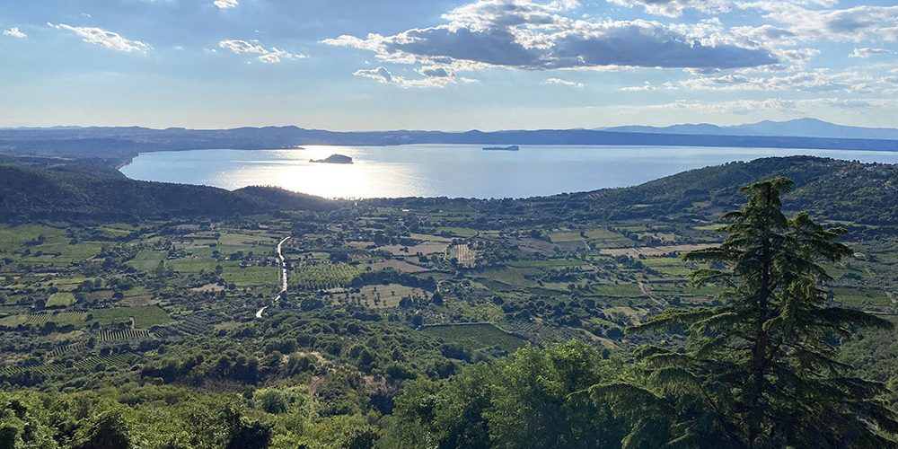 https://www.guideturisticheviterbo.it/wp-content/uploads/2020/09/Montefiascone-vista-sul-lago-di-Bolsena.jpg