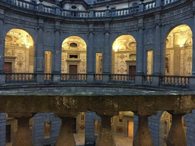 Palazzo Farnese di Caprarola di sera.