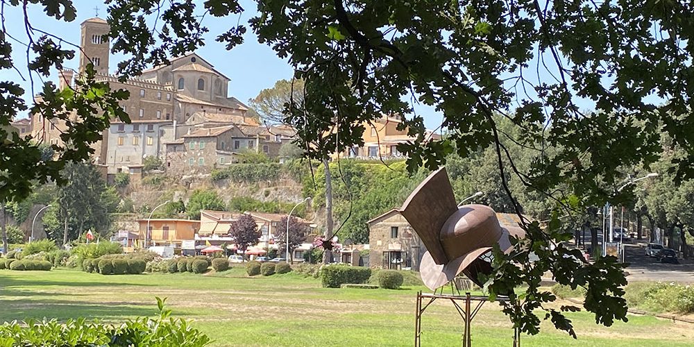 https://www.guideturisticheviterbo.it/wp-content/uploads/2020/09/Sutri-vista-del-borgo-dal-Parco-Archeologico.jpg