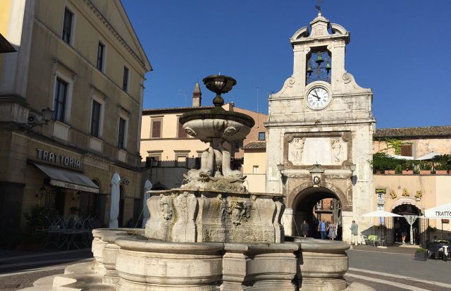 Sutri. Piazza del Comune. Guide Turistiche Viterbo.