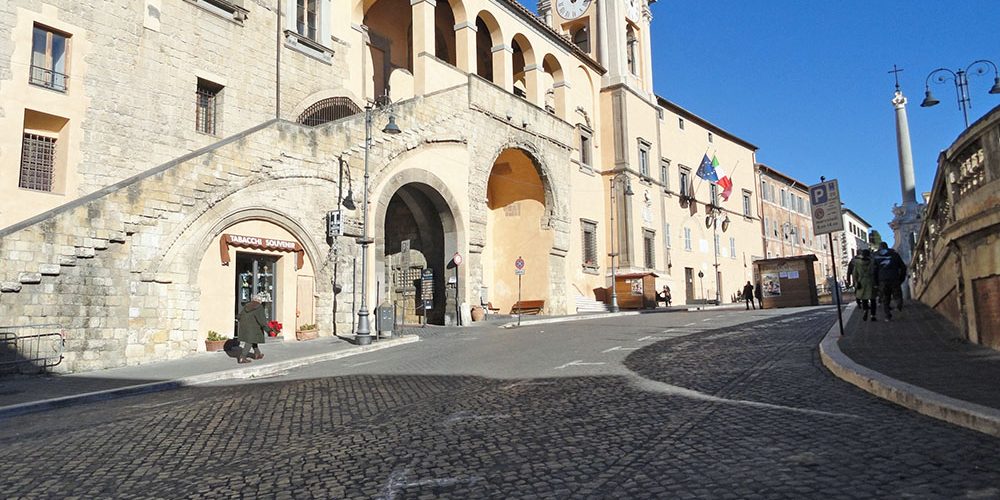 https://www.guideturisticheviterbo.it/wp-content/uploads/2020/05/Tarquinia-Il-Palazzo-Comunale.jpg