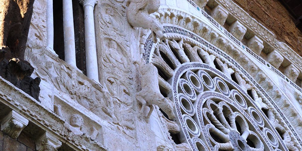 https://www.guideturisticheviterbo.it/wp-content/uploads/2020/03/Tuscania-Basilica-di-S.-Pietro-Facciata.jpg