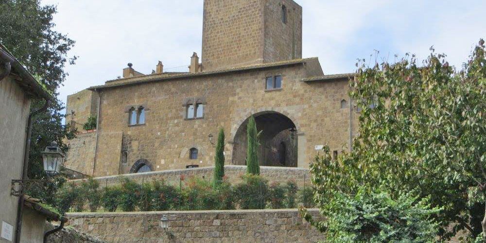 https://www.guideturisticheviterbo.it/wp-content/uploads/2020/03/Tuscania-allinterno-delle-mura.jpg