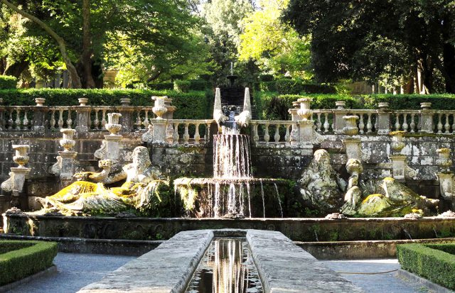 Villa Lante. Fontana Mensa Cardinale. Guide Turistiche Viterbo.