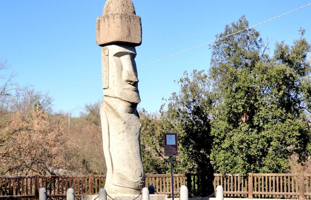 Vitorchiano. Il Moai. Guide Turistiche Viterbo.