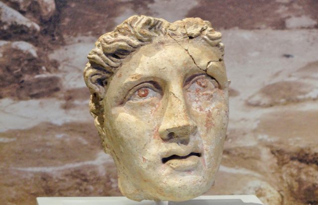 Vulci. Museo Archeologico. Volto di divinità. Guide Turistiche Viterbo.